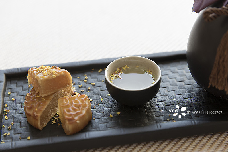 月饼和桂花酒图片素材