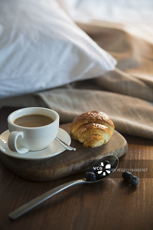 咖啡牛角面包和手机图片素材