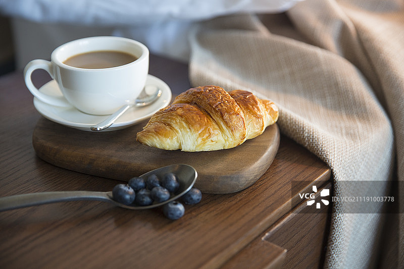 咖啡牛角面包和手机图片素材