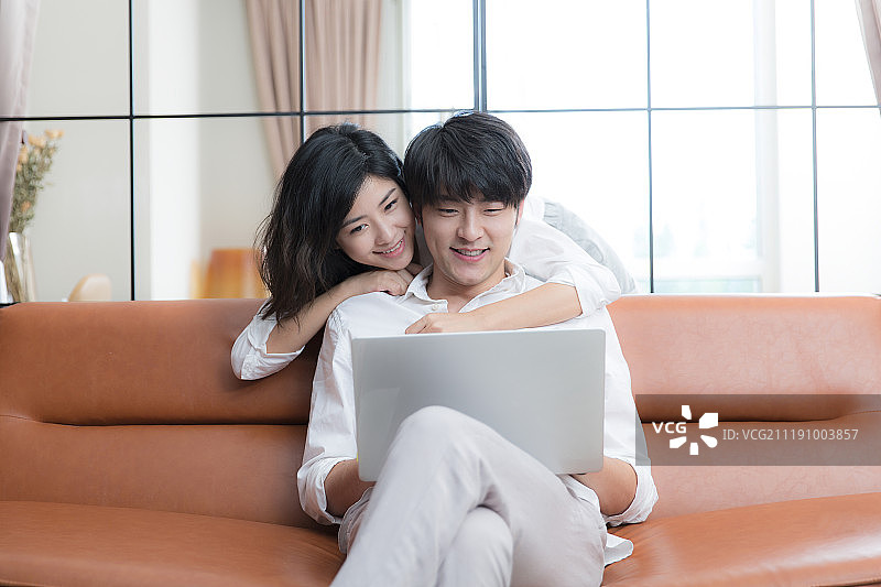 情侣在家看电脑图片素材