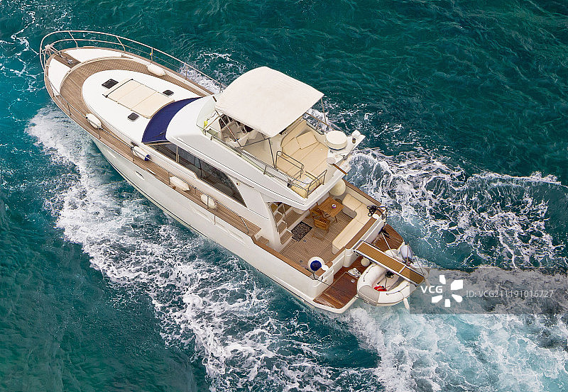 海上航行的游艇航拍图片素材