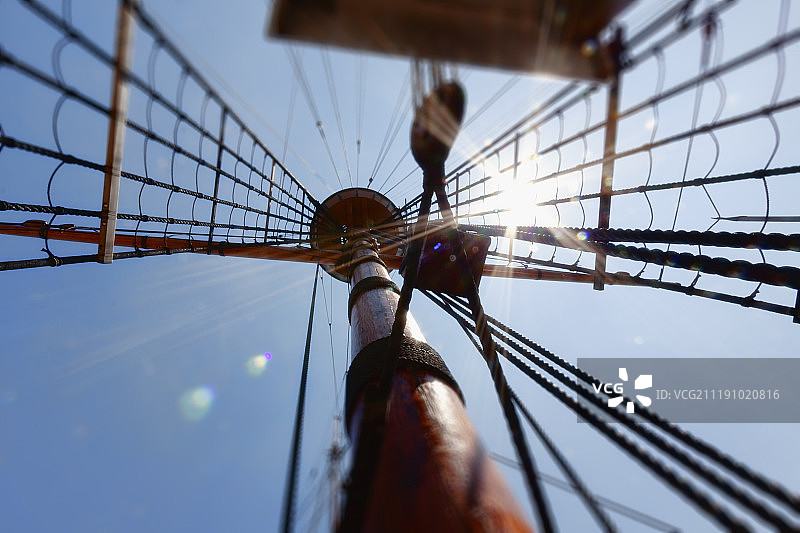 高桅横帆船上的索具图片素材