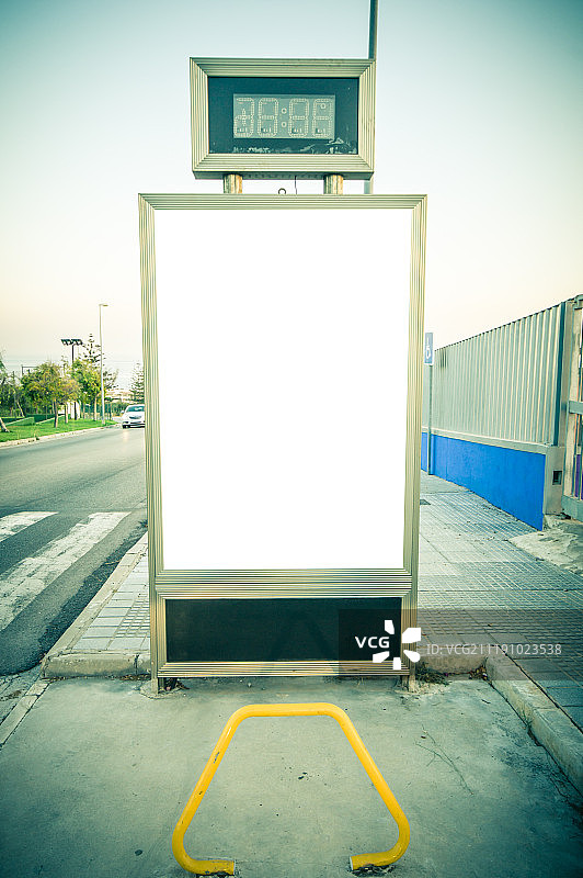 公交车站的广告牌图片素材