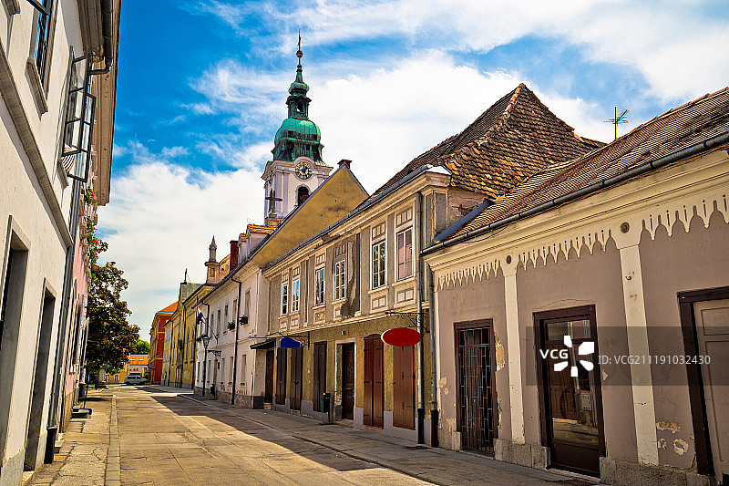 卡尔洛瓦茨的街道与教堂图片素材