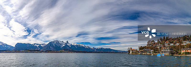 瑞士阿尔卑斯山脉和图恩湖全景图片素材