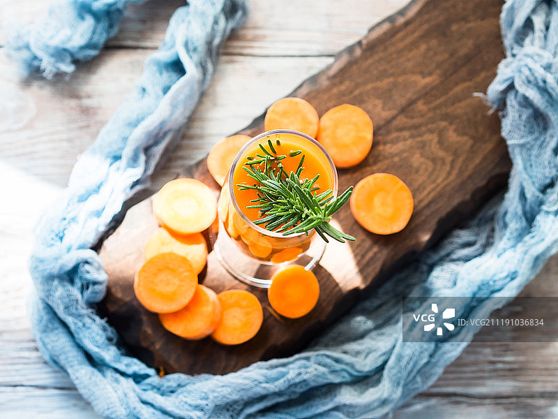 木板上的橙汁胡萝卜汁图片素材