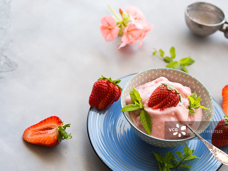 碗里的自制草莓冰淇淋图片素材