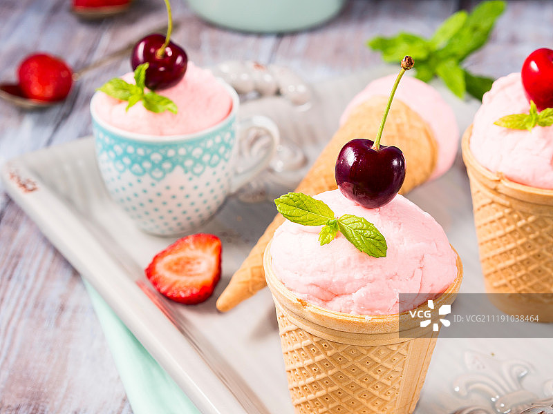自制草莓冰淇淋甜筒图片素材