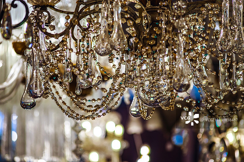 古董店复古水晶吊灯图片素材