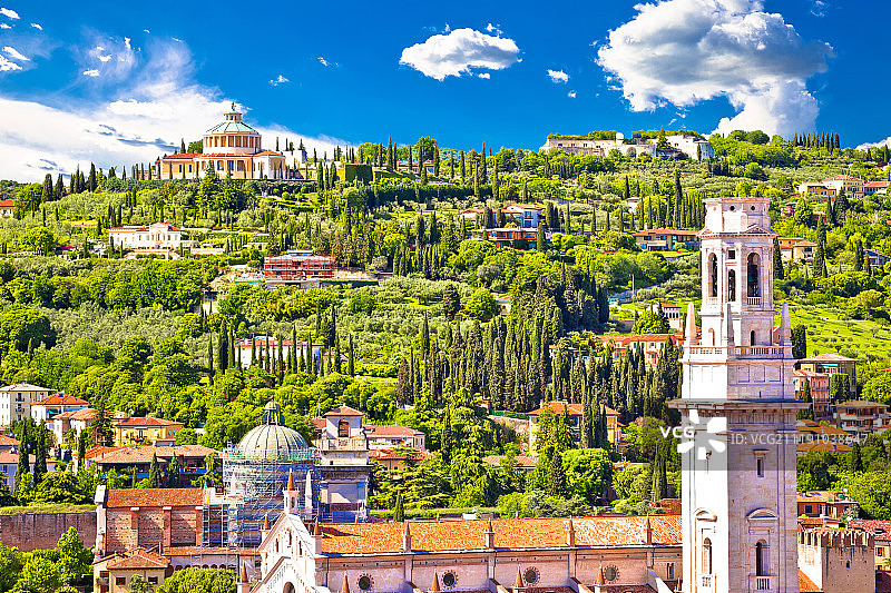 维罗纳屋顶和卢尔德圣母朝圣地景观图片素材