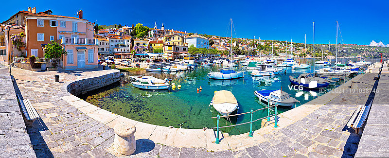 沃洛斯科村迷人的地中海滨水区全景图片素材