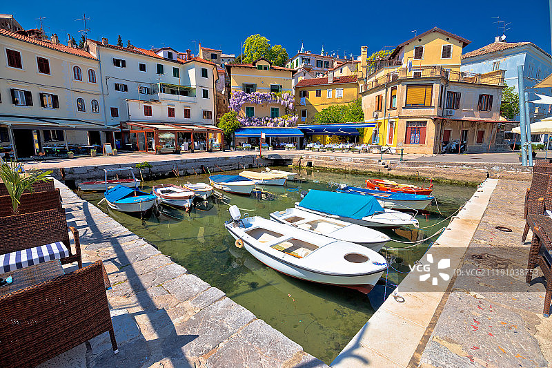 沃洛斯科村的地中海滨水田园风光图片素材