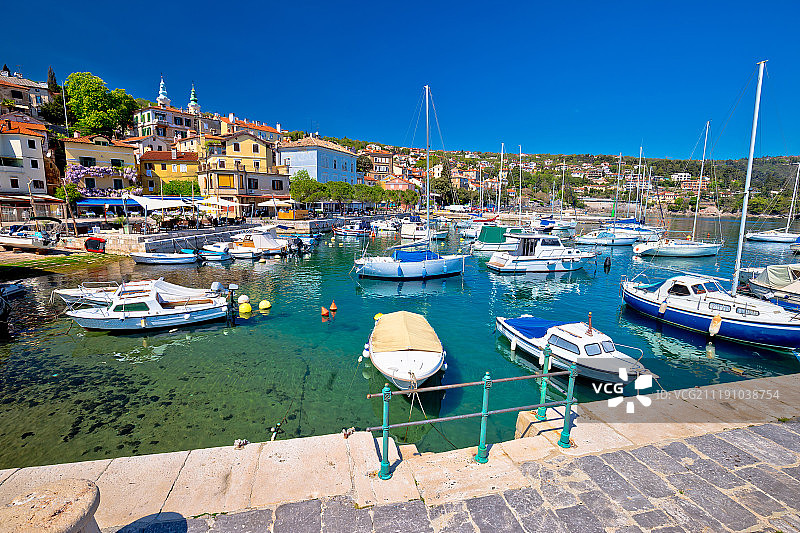 沃洛斯科村的地中海滨水田园风光图片素材