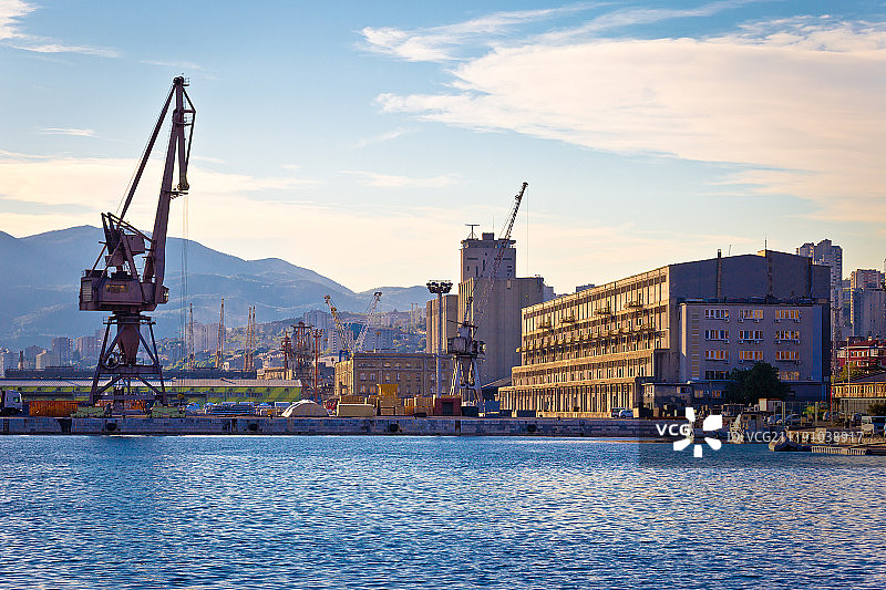 带起重机的海港图片素材