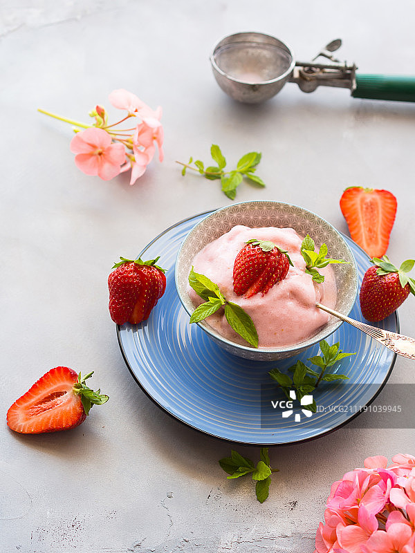 碗里的自制草莓冰淇淋图片素材