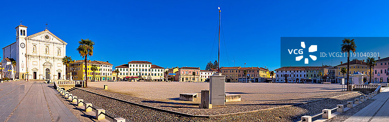 帕尔马诺瓦镇的中心广场全景图片素材