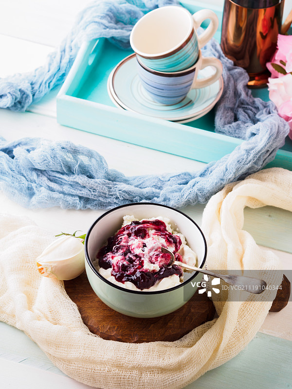 酸奶和夸克早餐碗图片素材