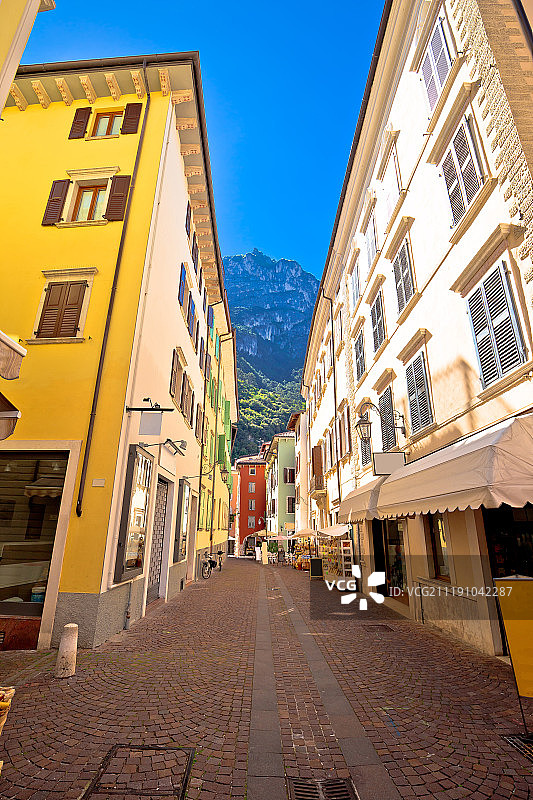 里瓦德尔加达的彩色街道图片素材