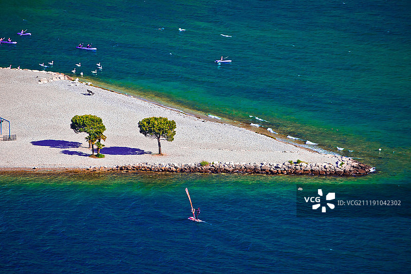 萨尔卡河口加尔达湖滩海滩鸟瞰图片素材