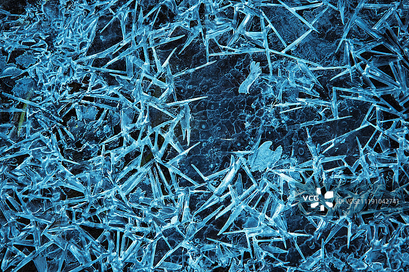 冰冻水坑上的晶体图片素材