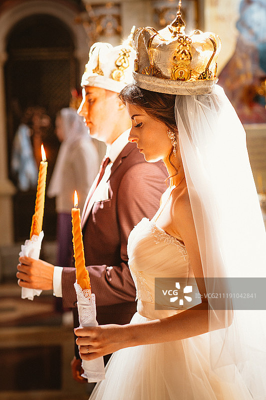 新婚夫妇在教堂举行婚礼图片素材