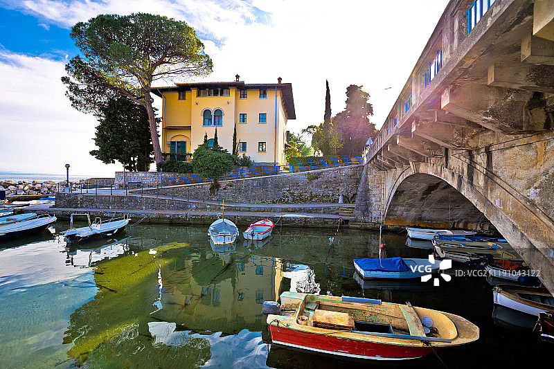 停泊在海湾和拱桥下的船只图片素材