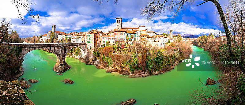 奇维达莱·德尔夫留利魔鬼桥和纳迪松河峡谷图片素材