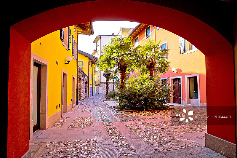 奇维达莱-德尔-弗留利彩色通道与鹅卵石街道图片素材