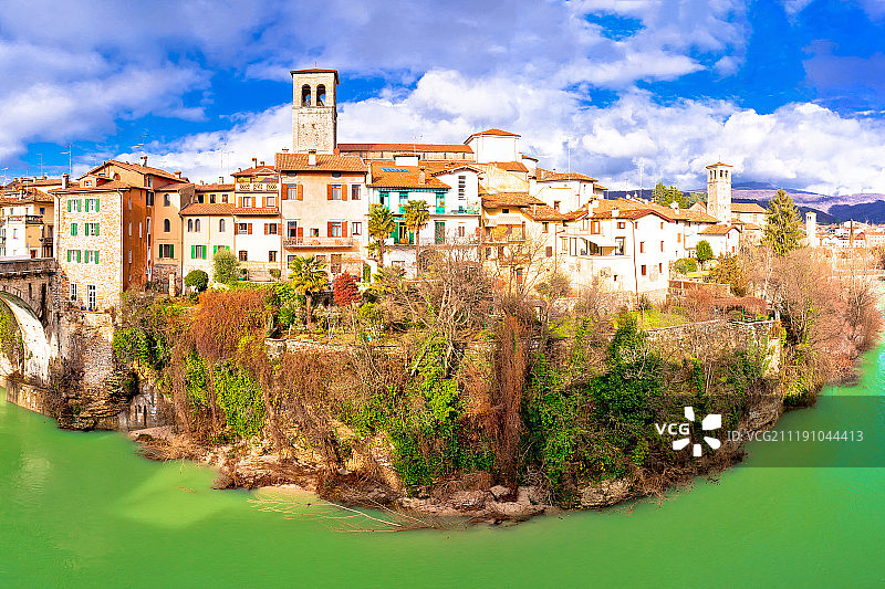 奇维达莱·德尔夫留利魔鬼桥和纳迪松河峡谷图片素材