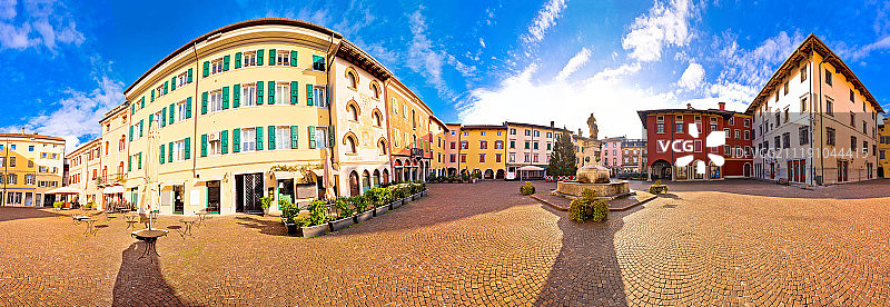 奇维达莱德尔夫留利镇的彩色意大利广场全景图片素材