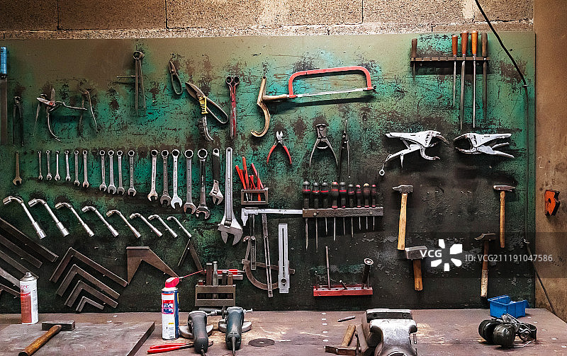 小工厂房间内有不同金属乐器的墙面图片素材