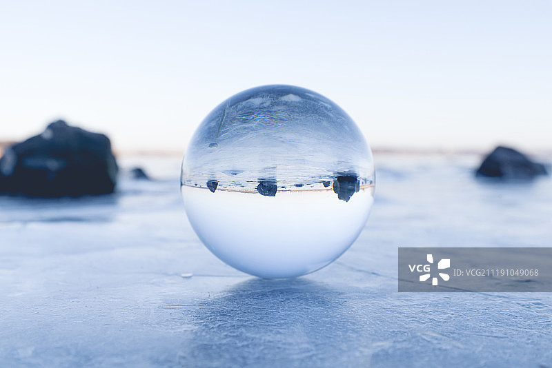 冰封湖面上冰块上的玻璃球图片素材