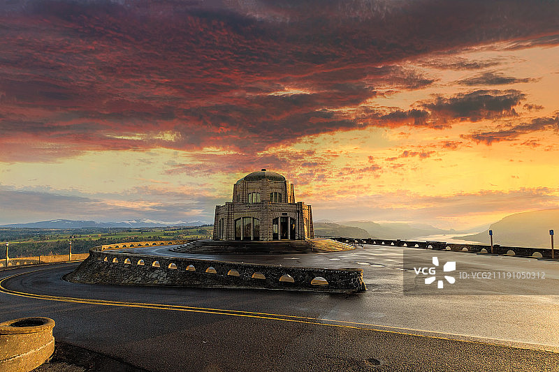 皇冠角的远景楼日出图片素材