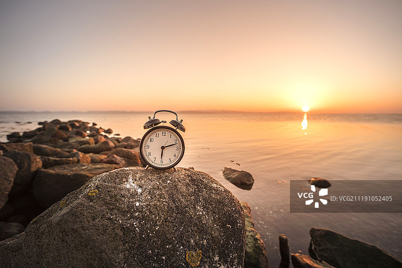 海上日出时的闹钟图片素材