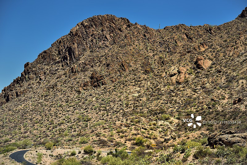 蜿蜒穿过图森山脉的道路图片素材