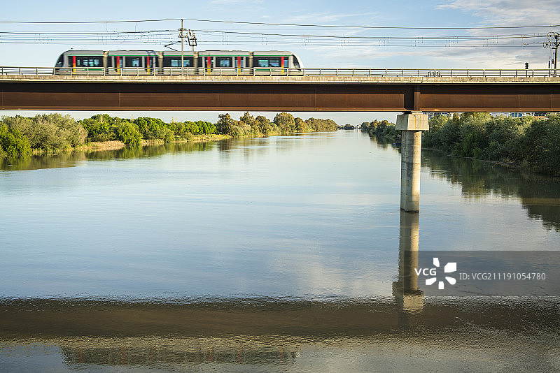 塞维利亚地铁（地下）列车行驶在瓜达尔基维尔河上图片素材