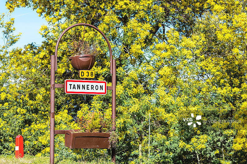 法国塔内龙的道路标志图片素材
