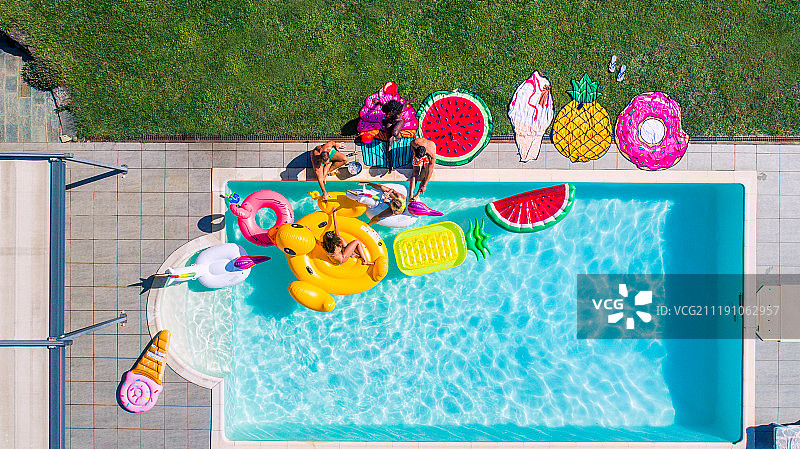 朋友们在游泳池里玩耍图片素材