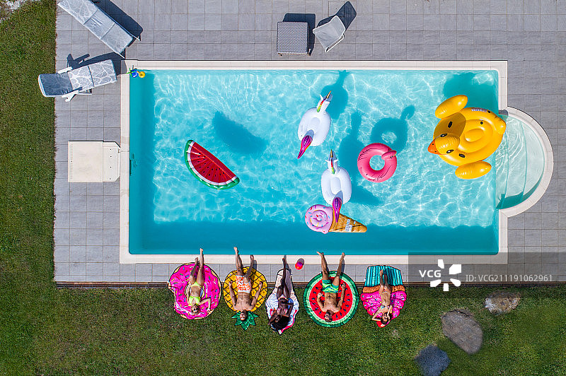 朋友们在游泳池里玩耍图片素材