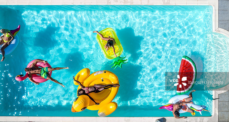 朋友们在游泳池里玩耍图片素材