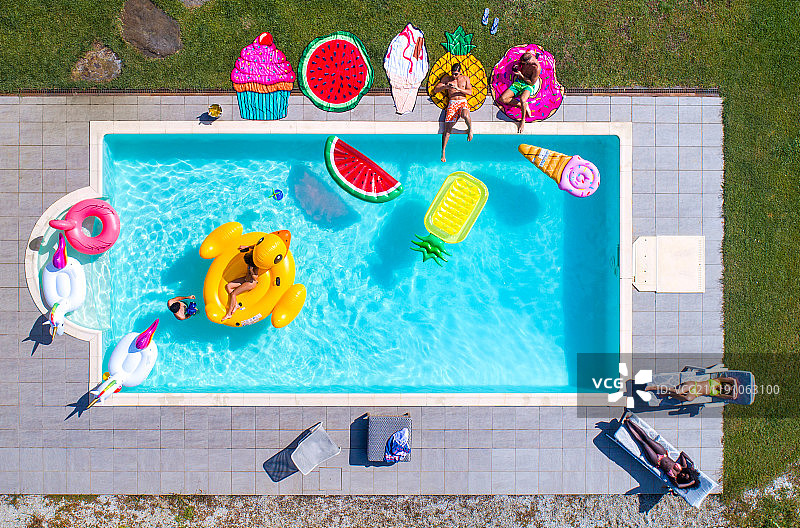 朋友们在游泳池里玩耍图片素材
