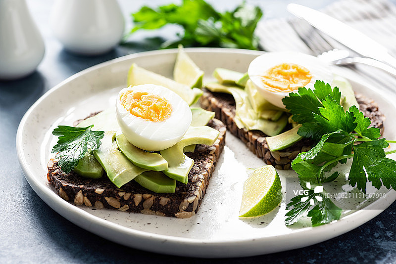 牛油果煮鸡蛋吐司图片素材