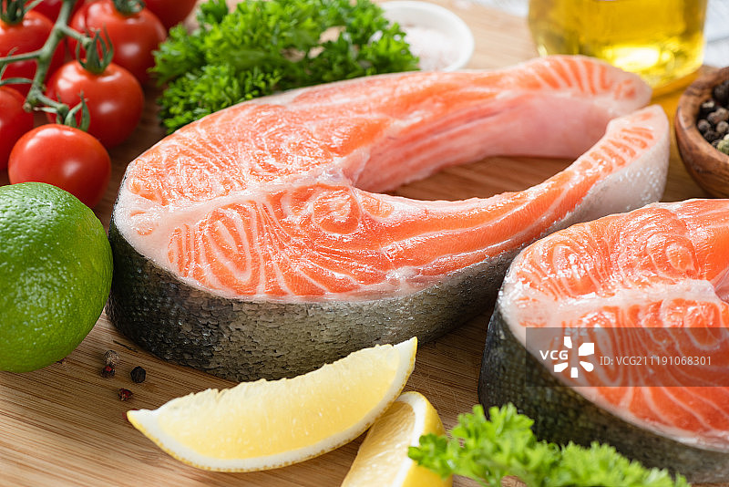 新鲜的三文鱼排和烹饪食材图片素材