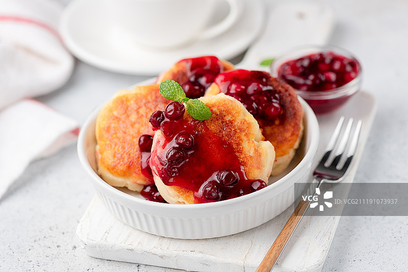 凝乳奶酪炸糕或搭配蔓越莓酱的俄式奶酪饼图片素材