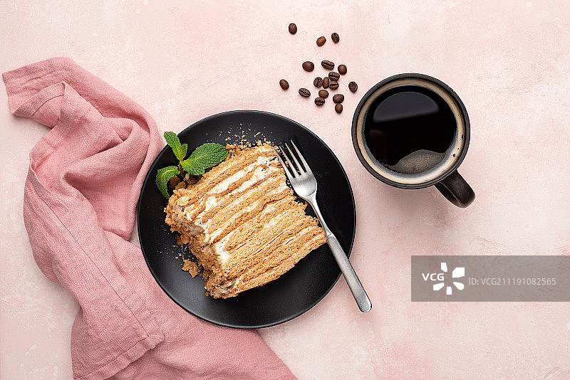 蜂蜜焦糖蛋糕和黑咖啡图片素材