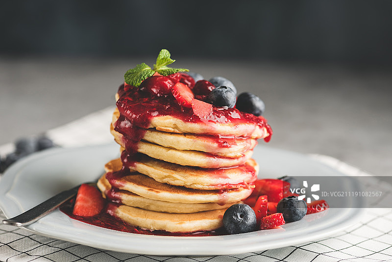 浆果酱汁薄饼图片素材