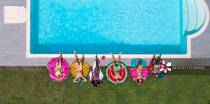 朋友们在游泳池里玩耍图片素材