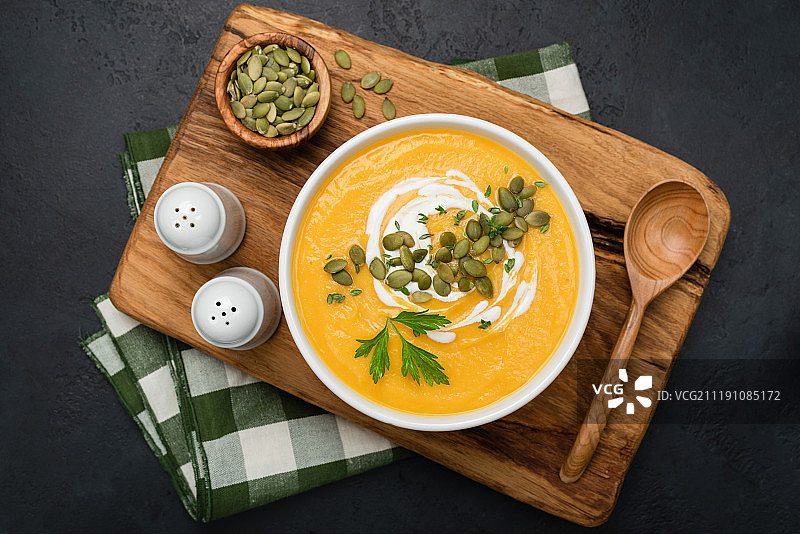 木制托盘上的碗装奶油南瓜汤图片素材