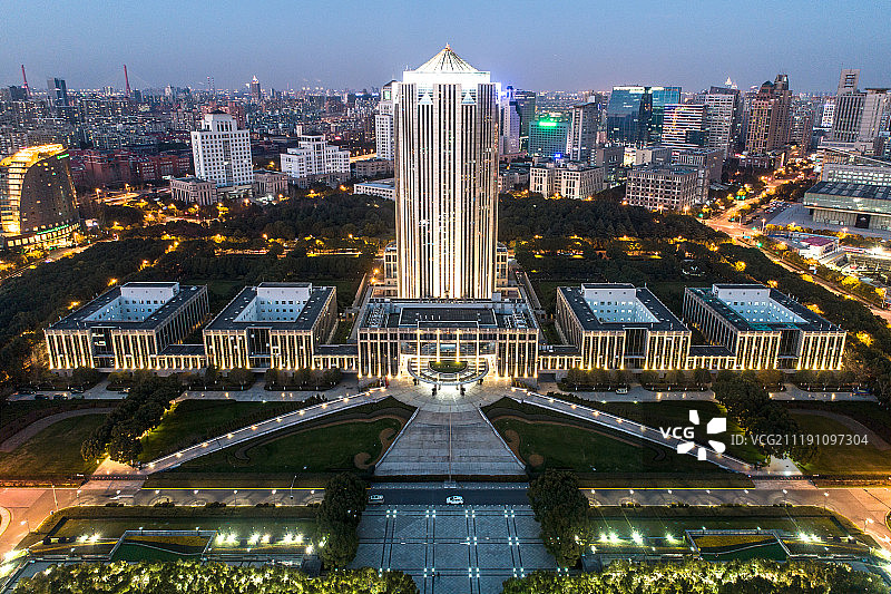 航拍 夜幕下的上海浦东新区政府图片素材