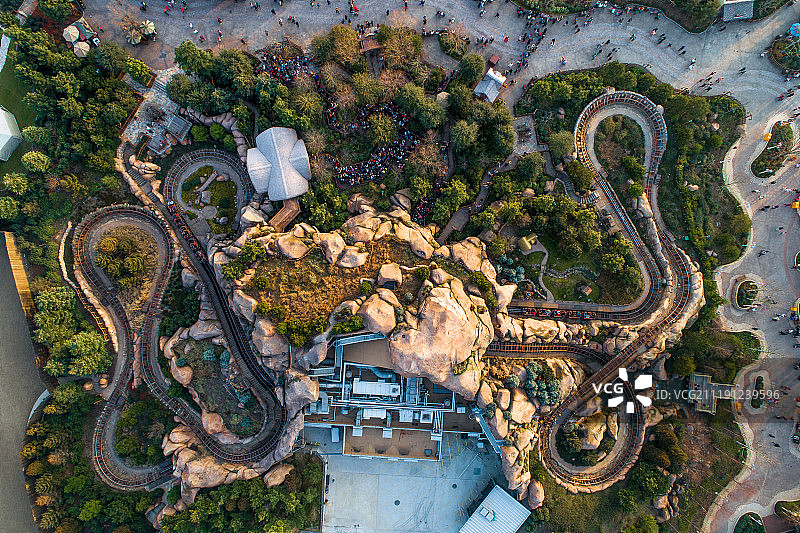 航拍 上海迪士尼乐园 七个小矮人矿山车图片素材